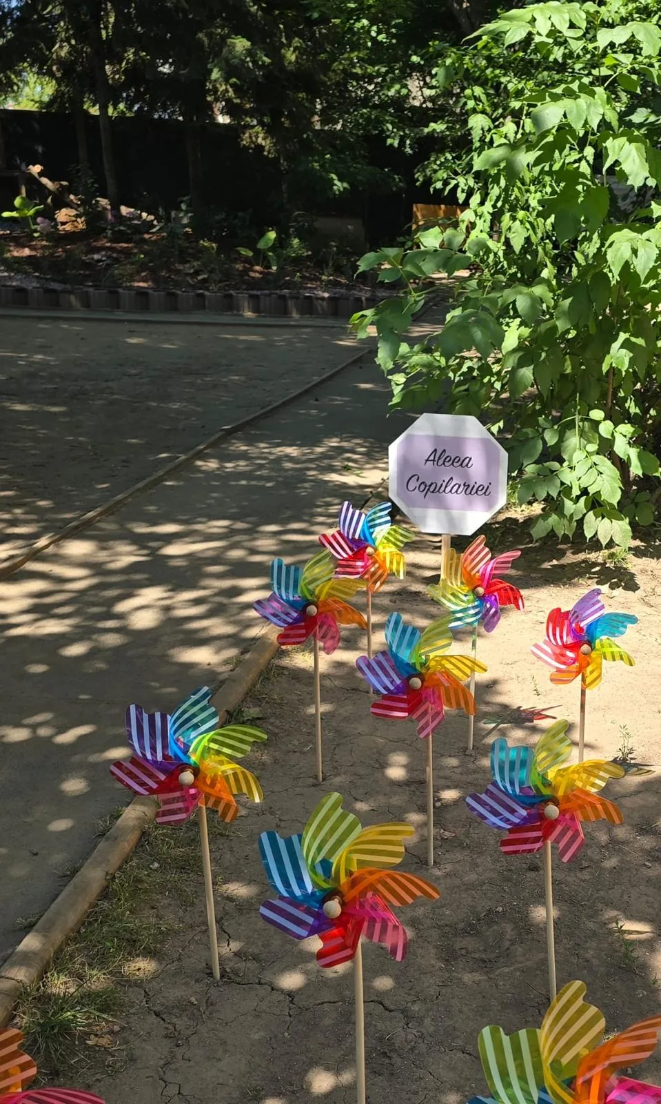 Aleea Copilăriei cu morișci colorate, la evenimentul de sfârșit de an școlar 2025–2026, Arcadia Montessori
