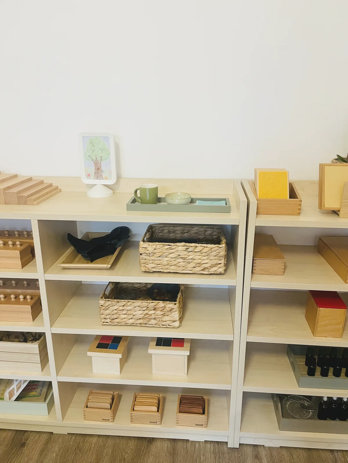 Rafturi joase cu materiale Montessori pregătite pentru lucru independent