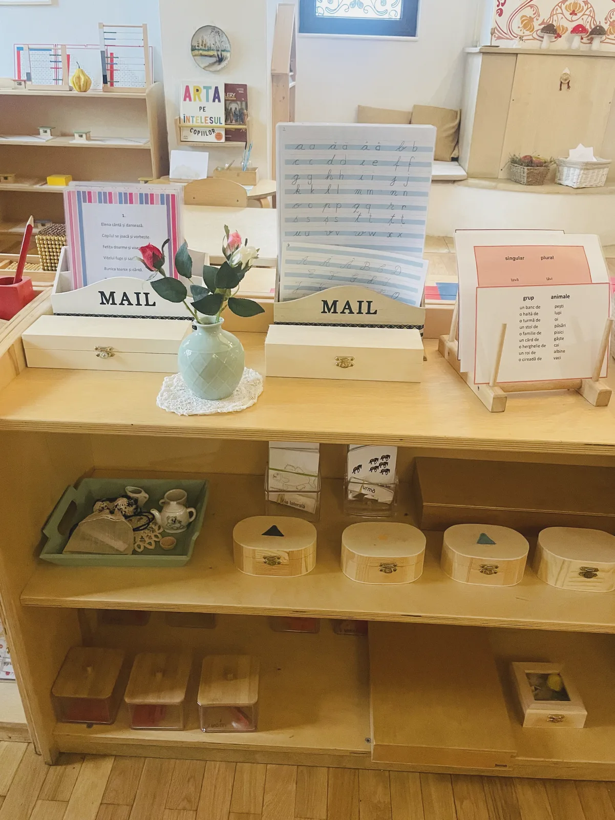 Raft cu materiale Montessori de limbaj și scris, la înălțimea copiilor