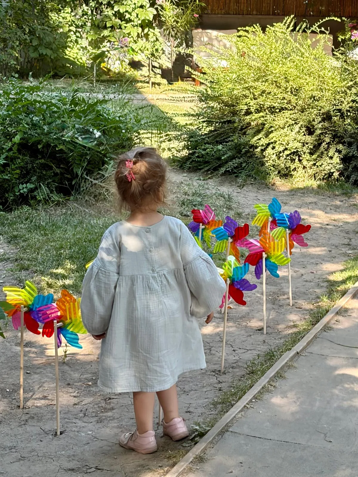 Copil printre morișcile colorate de la Jocurile copilăriei, sfârșit de an școlar 2025–2026, Arcadia Montessori