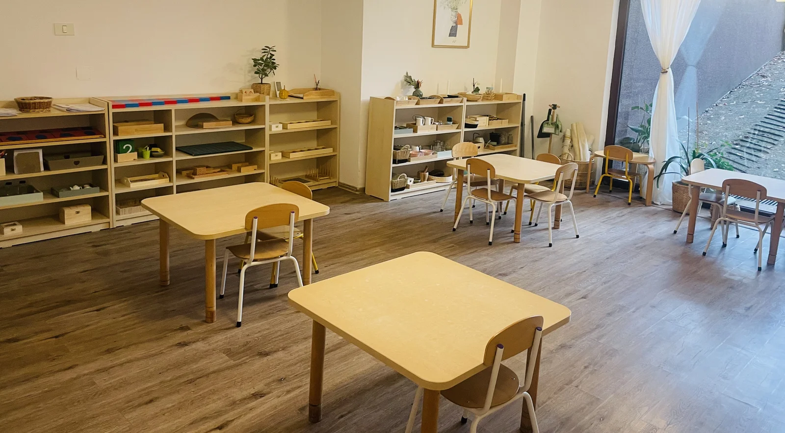 Clasă Montessori cu mobilier la înălțimea copiilor și spațiu deschis de lucru, Arcadia Montessori Corbeanca