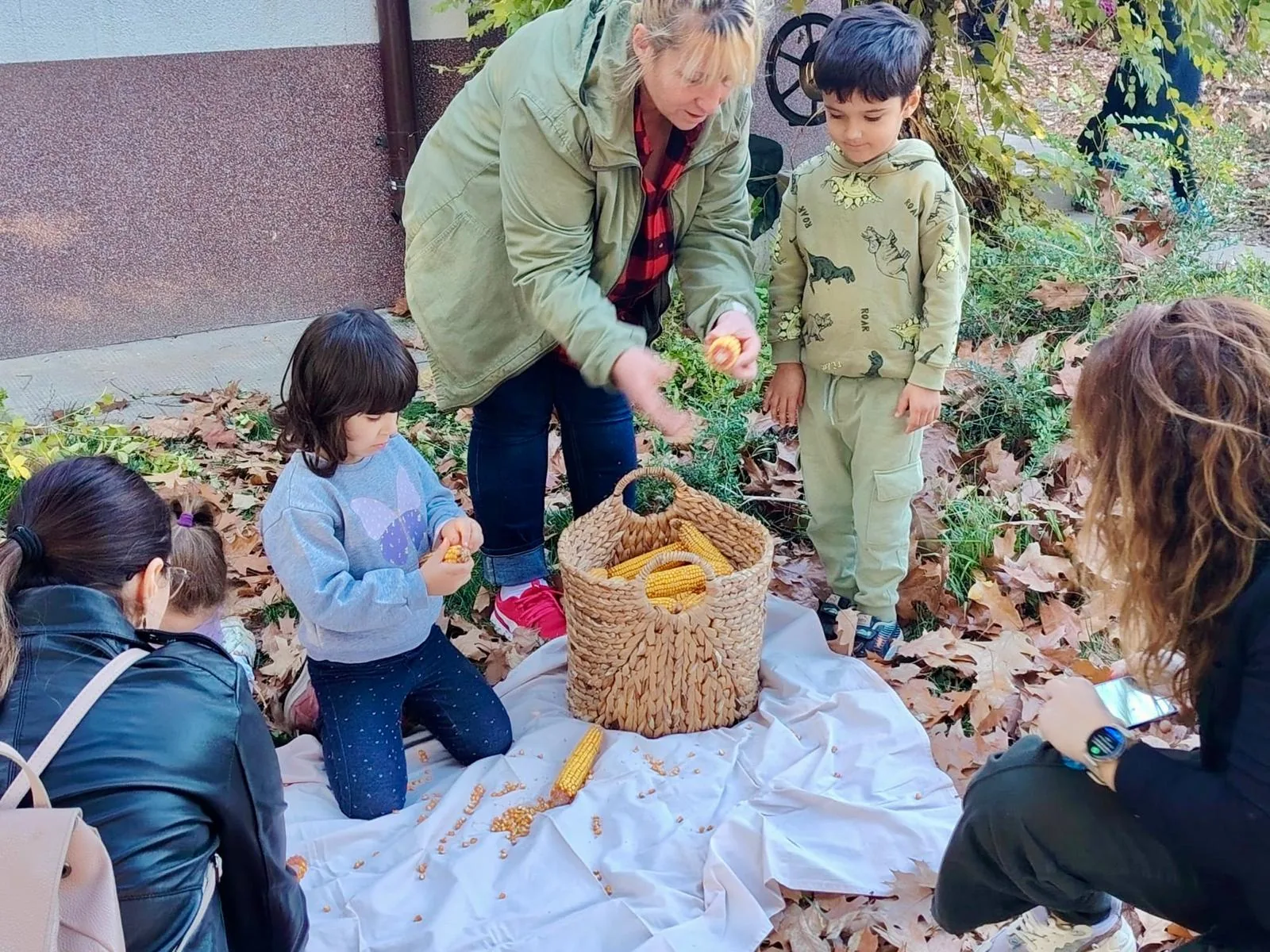 Educatoare și copii la atelierul cu porumb, Târgul de Toamnă 2025, Arcadia Montessori