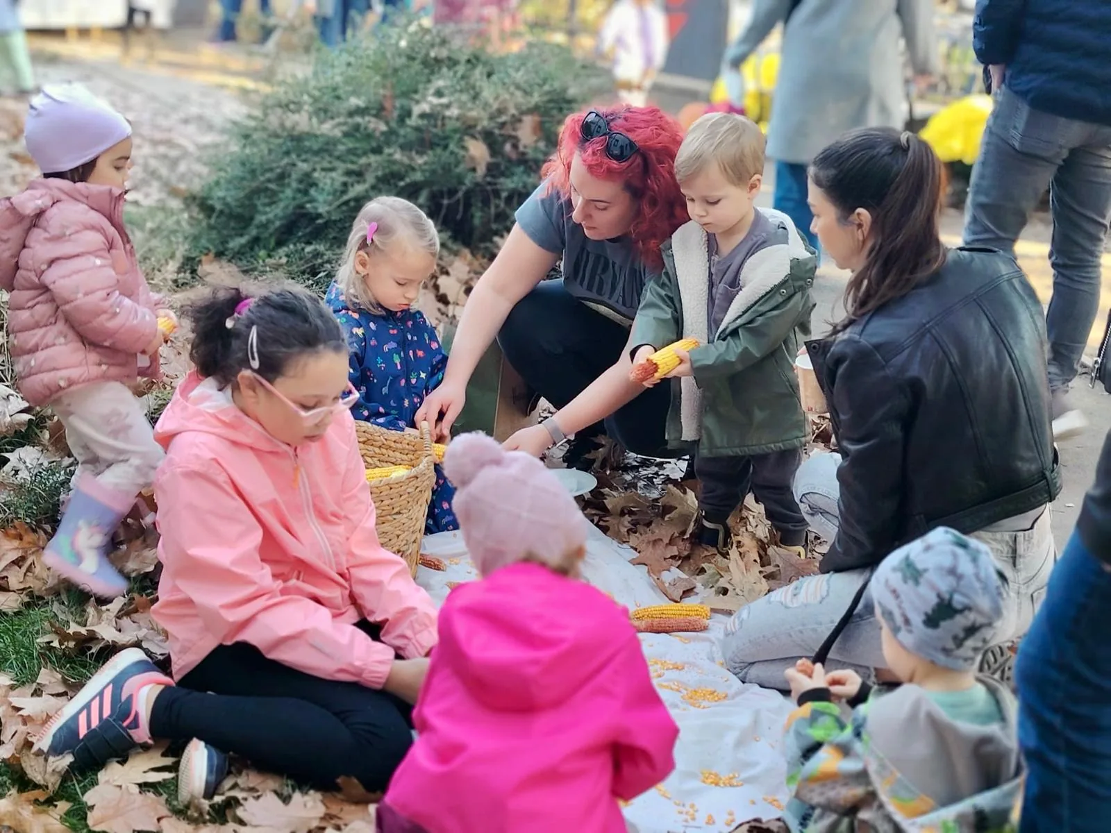 Copii și părinți lucrând împreună la Târgul de Toamnă 2025, Arcadia Montessori