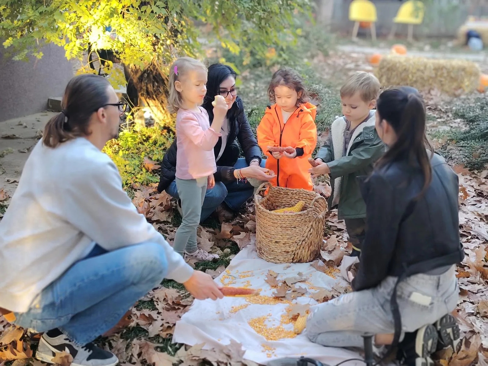 Copii și părinți la activitatea cu porumb, la Târgul de Toamnă 2025, Arcadia Montessori