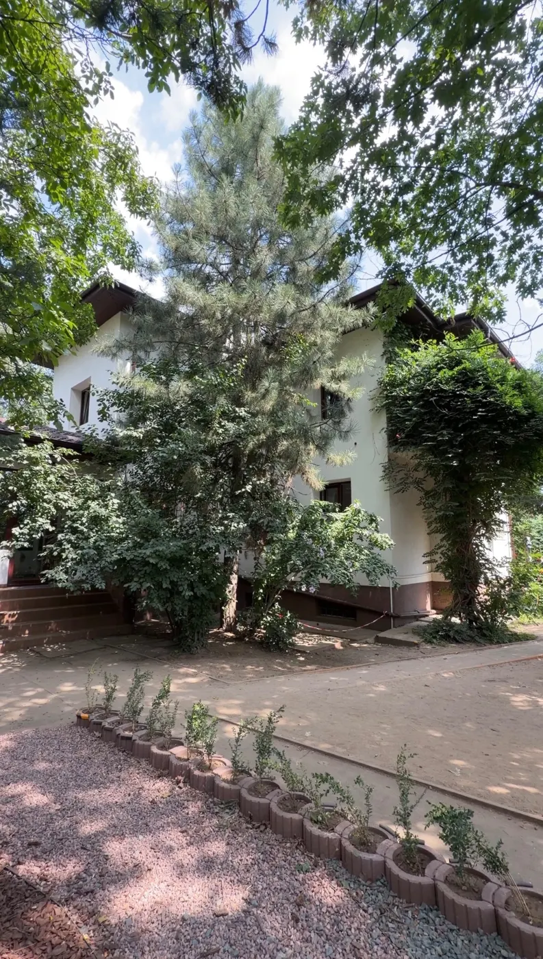 Clădirea Arcadia Montessori din Corbeanca, înconjurată de verdeață