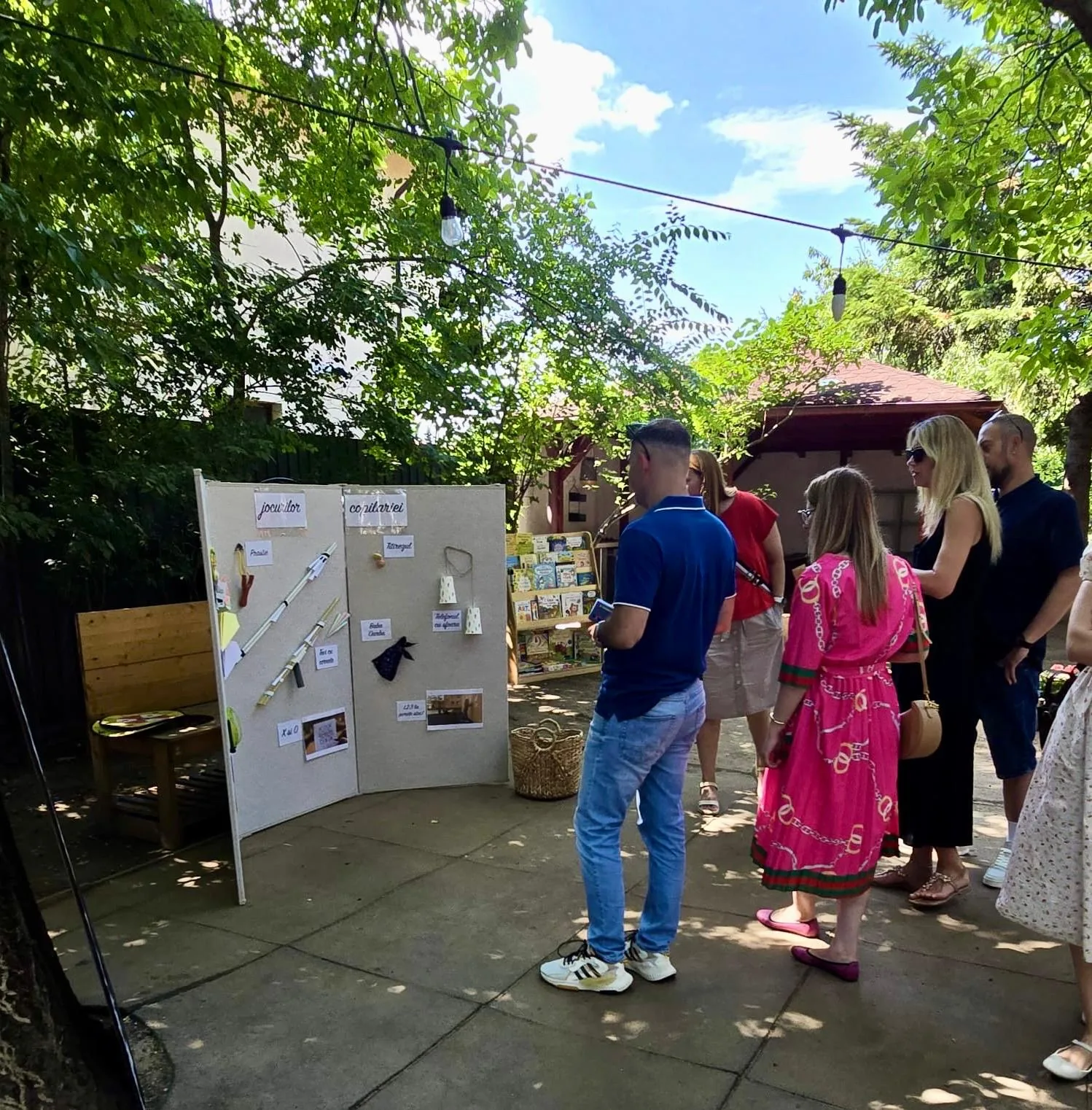 Părinți admirând expoziția Jocurile copilăriei, la evenimentul de sfârșit de an școlar 2025–2026, Arcadia Montessori