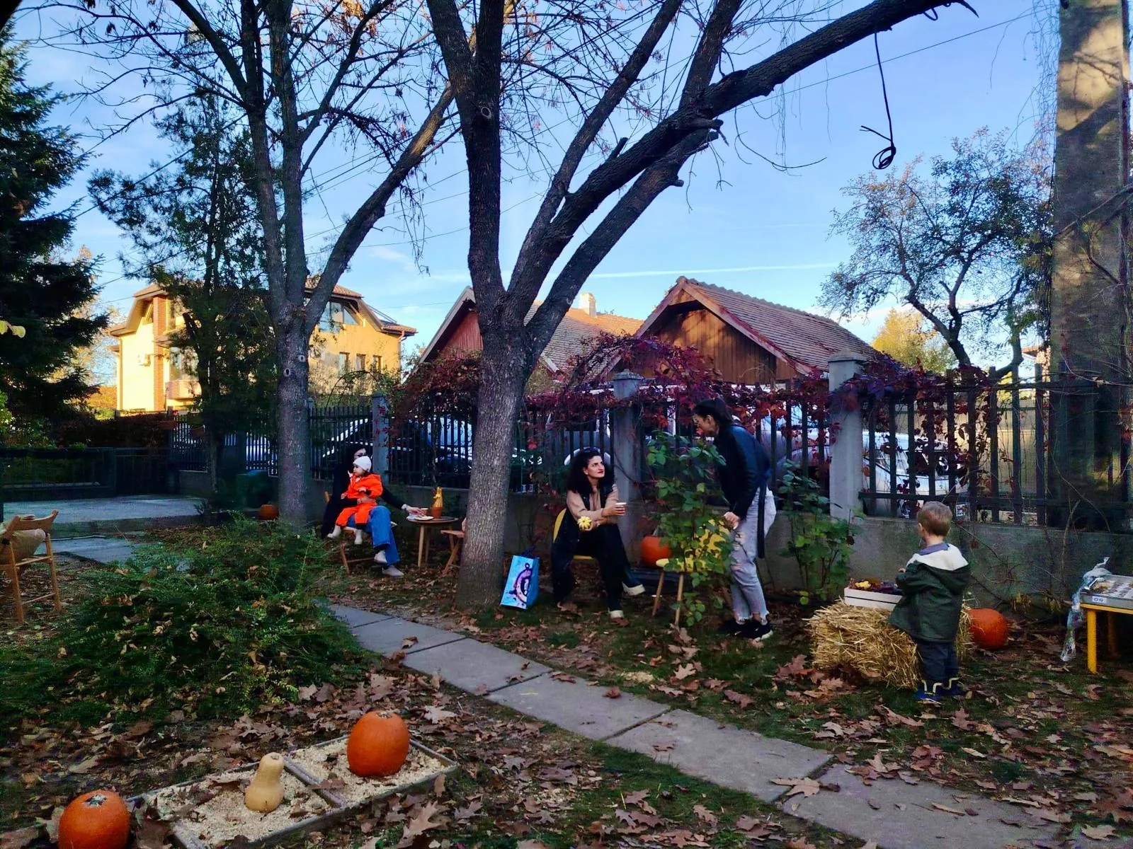 Grădina Arcadia Montessori decorată cu dovleci, la Târgul de Toamnă 2025