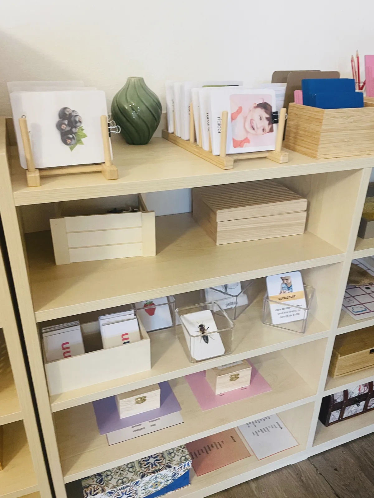 Raft cu cartonașe și materiale de citire, în clasa Arcadia Montessori