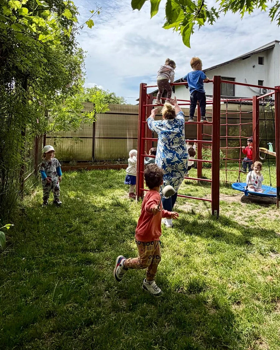 Copii la cățărare și explorare în grădina Arcadia Montessori, Corbeanca